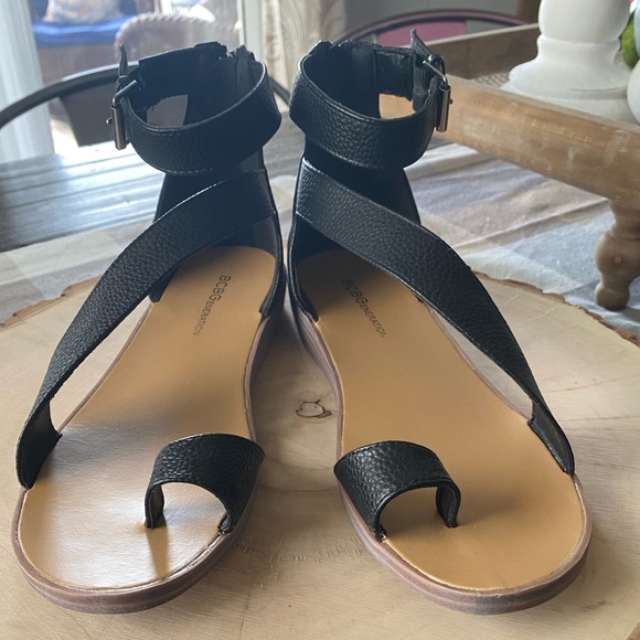 BCBGeneration Toe Loop Ankle Buckle Sandals NWOT - Picture 6 of 10